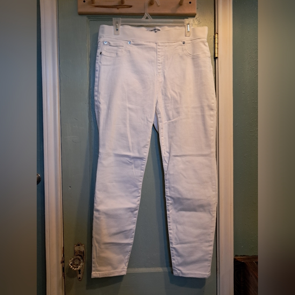 Amazon Essentials Women's White Skinny Jeans